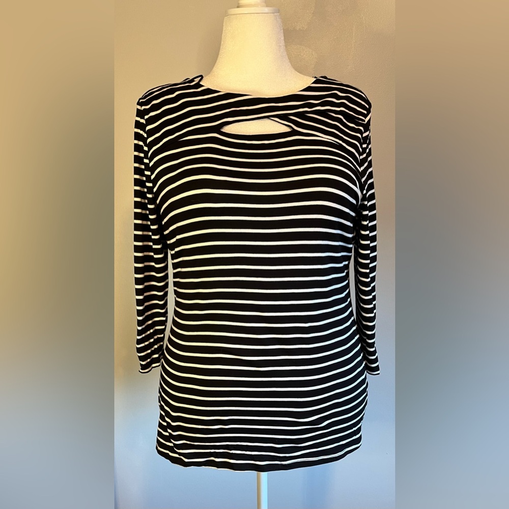 Three quarter black and white shirt with twist keyhole neckline